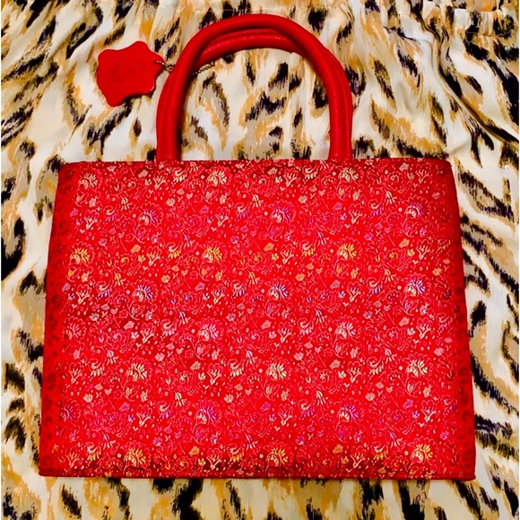 Red satin floral print handbag - Picture 1 of 3
